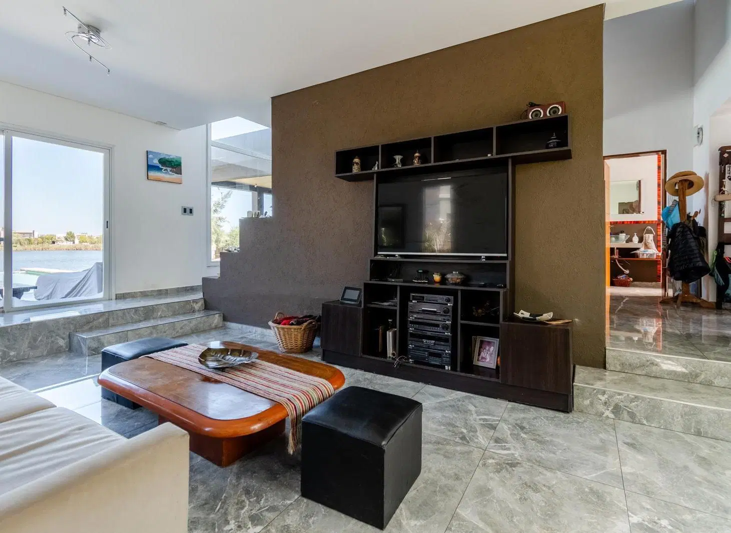 Luminosa casa en venta y alquiler en El Cantón – B° Puerto con salida a la laguna. 3