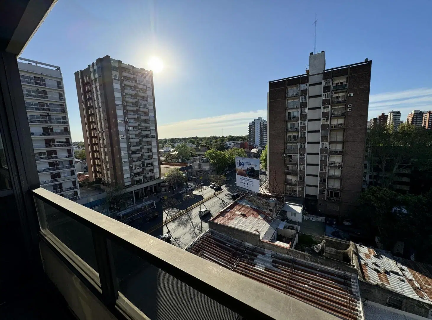 Muy buen departamento de tres ambientes con cochera en alquiler ubicado en Martínez. 4