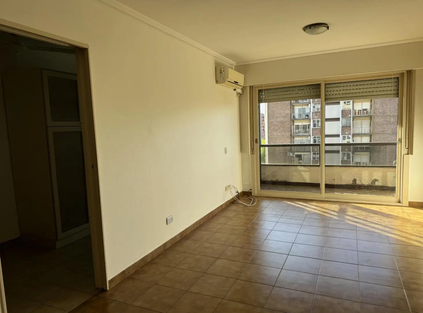 Muy buen departamento de tres ambientes con cochera en alquiler ubicado en Martínez. 5