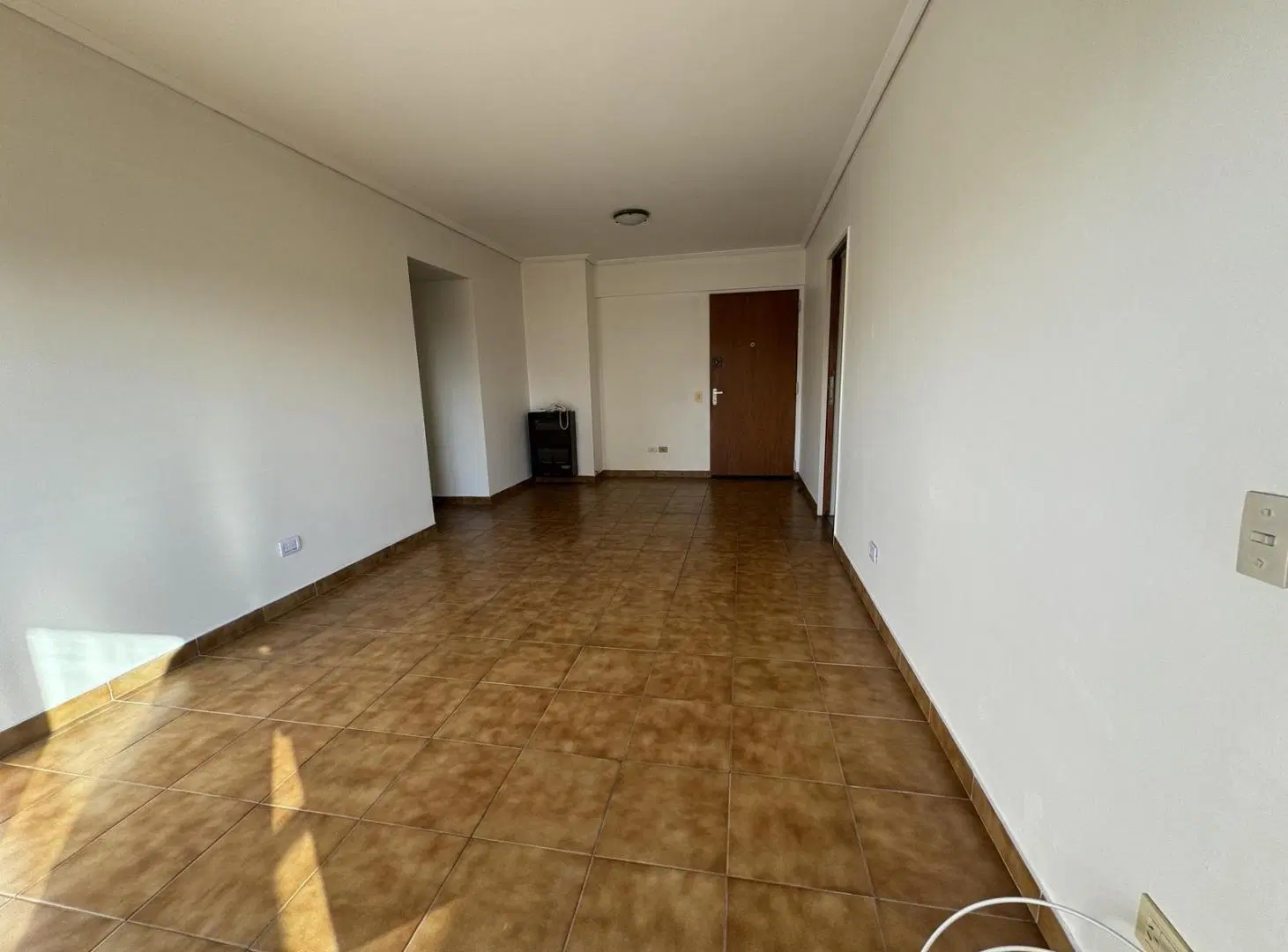 Muy buen departamento de tres ambientes con cochera en alquiler ubicado en Martínez. 3