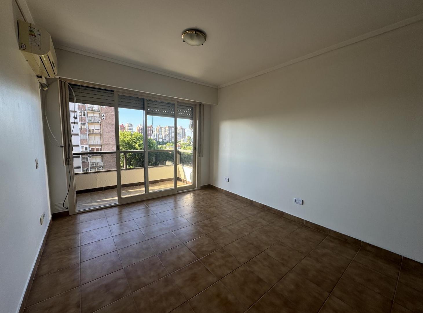 Muy buen departamento de tres ambientes con cochera en alquiler ubicado en Martínez.