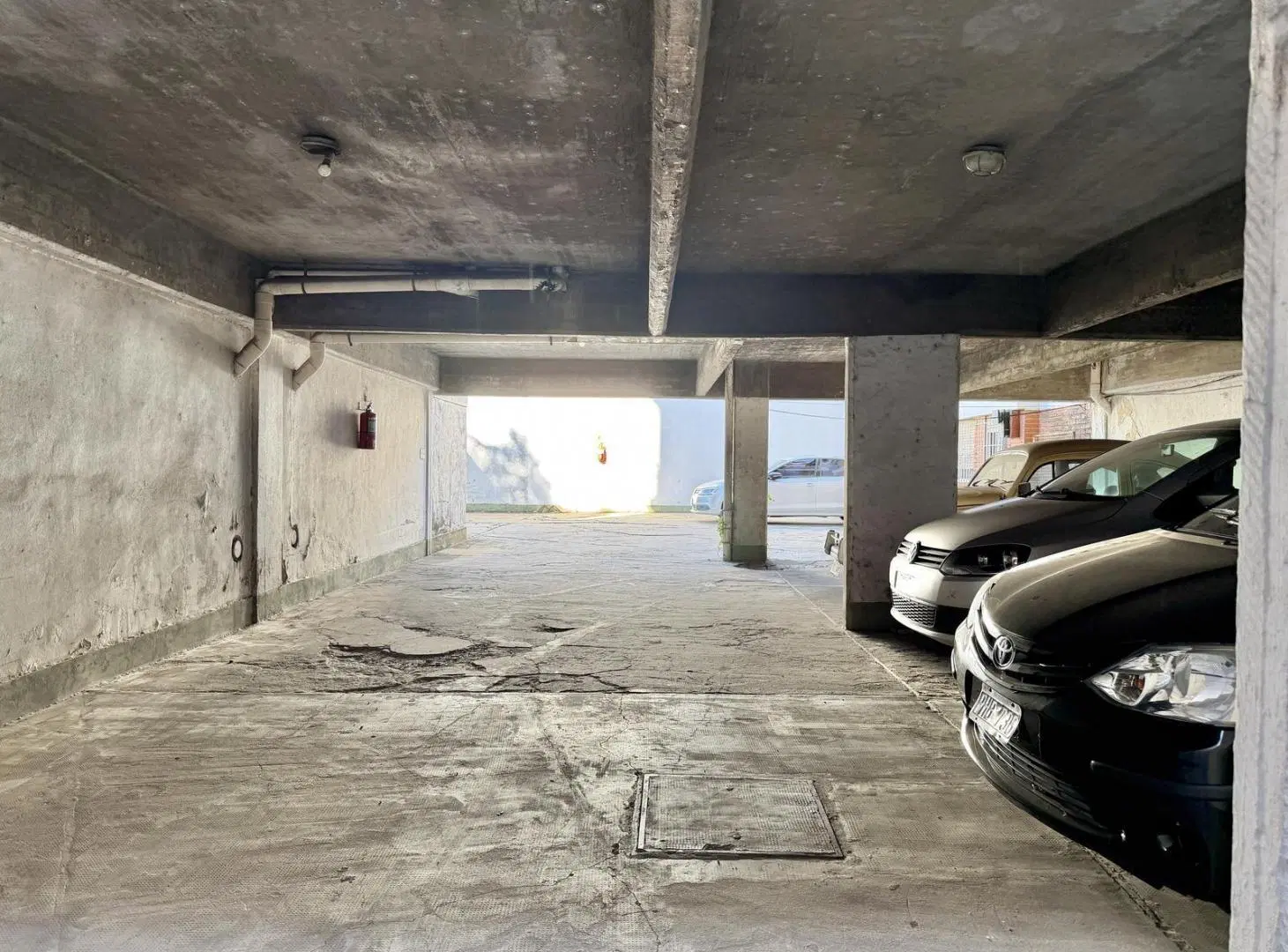 Excelente cochera fija y cubierta en venta en Olivos. 2