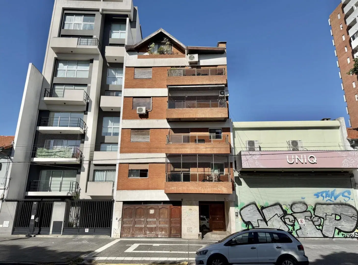 Excelente cochera fija y cubierta en venta en Olivos. 1