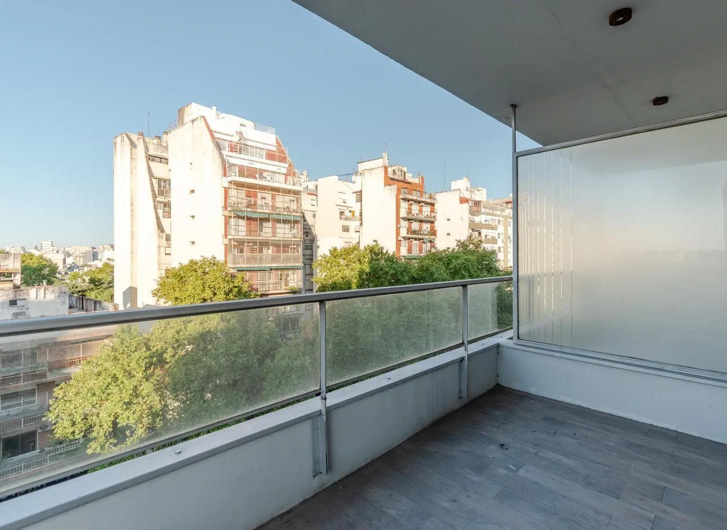 Luminoso monoambiente apto profesional en venta, cerca de todo, en Caballito. 3