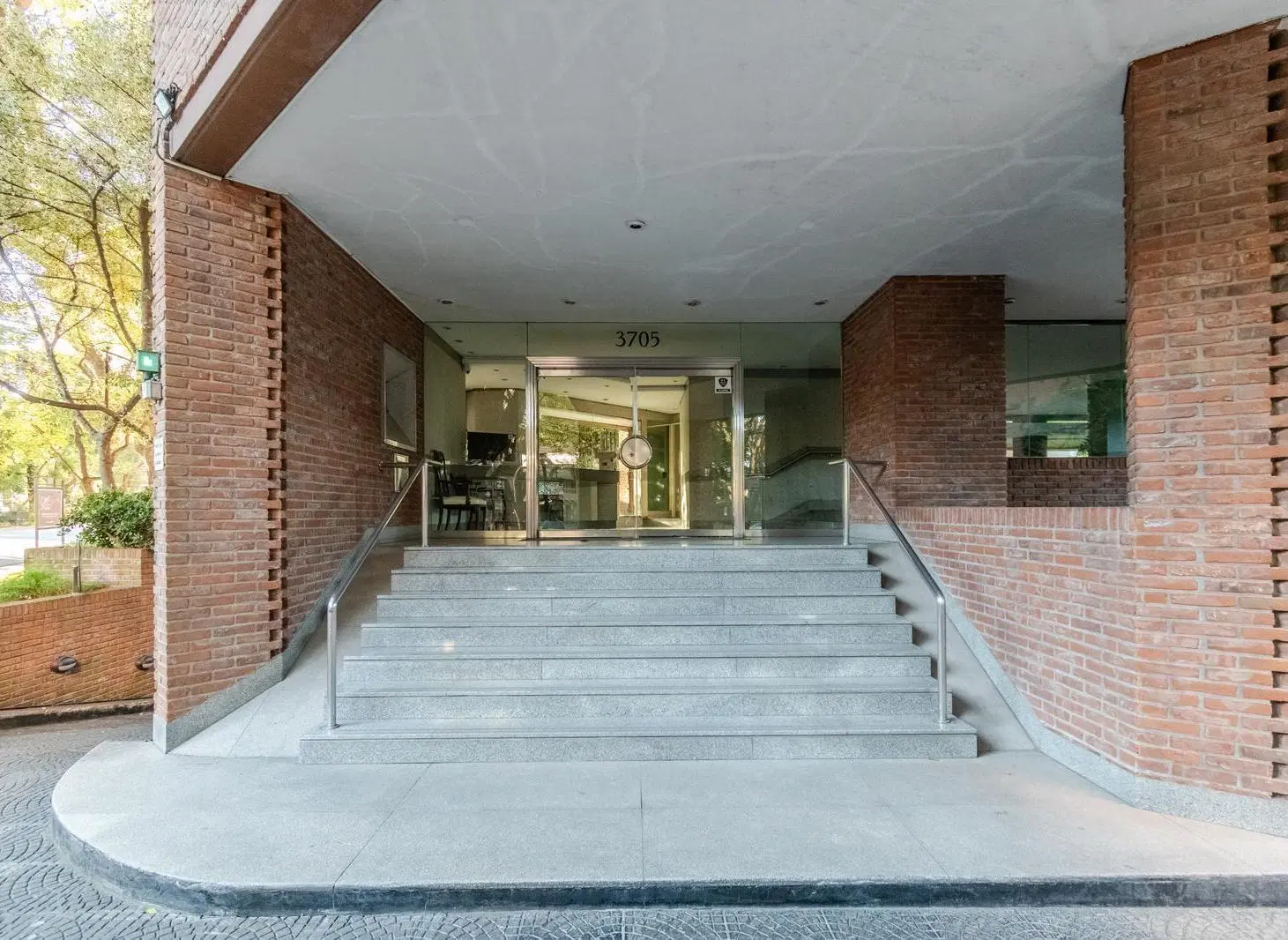 Imponente piso alto con vista al Río, amenities, dos cocheras y baulera ubicado en La Lucila. 3