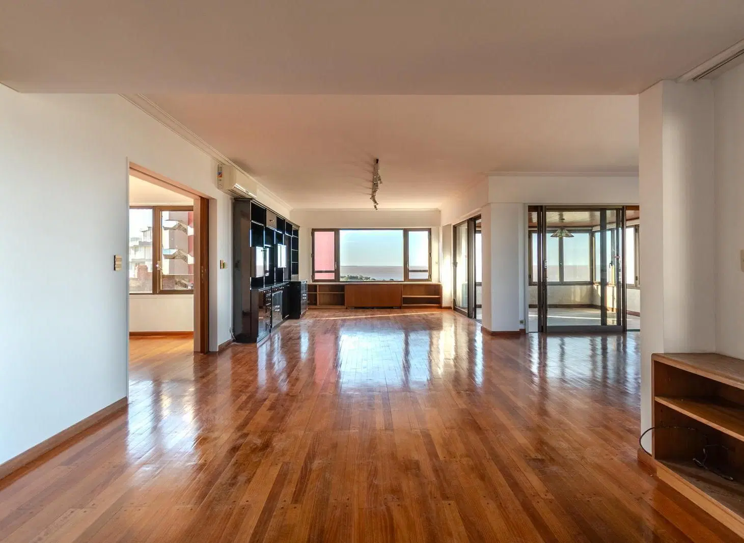 Imponente piso alto con vista al Río, amenities, dos cocheras y baulera ubicado en La Lucila. 2