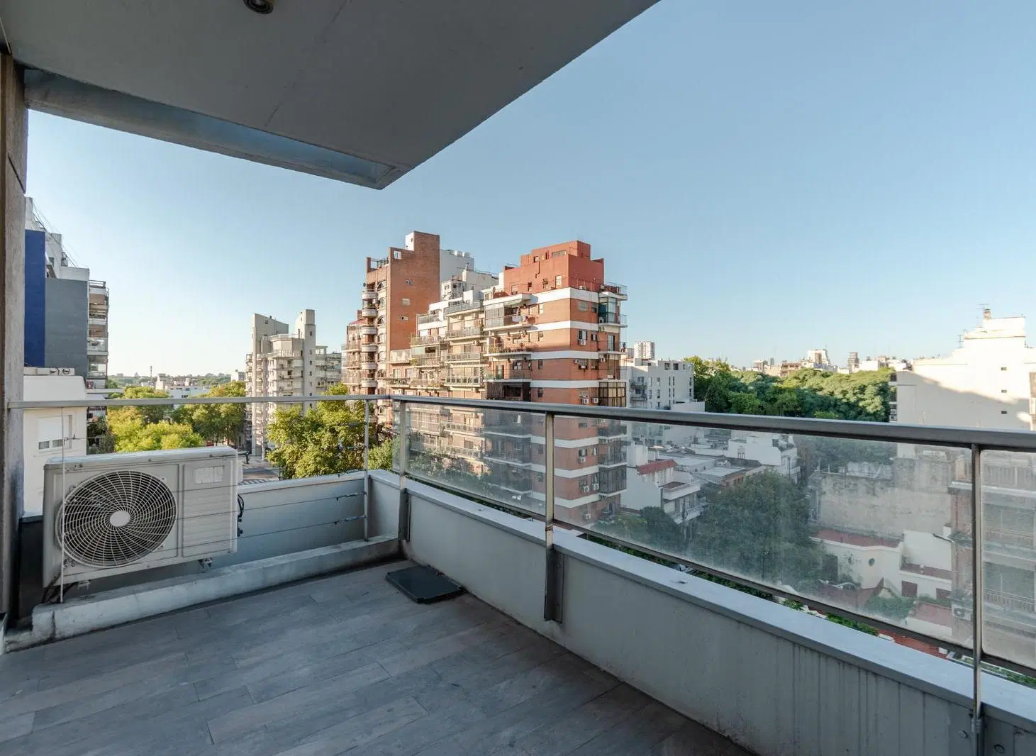 Luminoso monoambiente en venta, piso alto, apto profesional, ubicado en Caballito, cerca de todo. 3