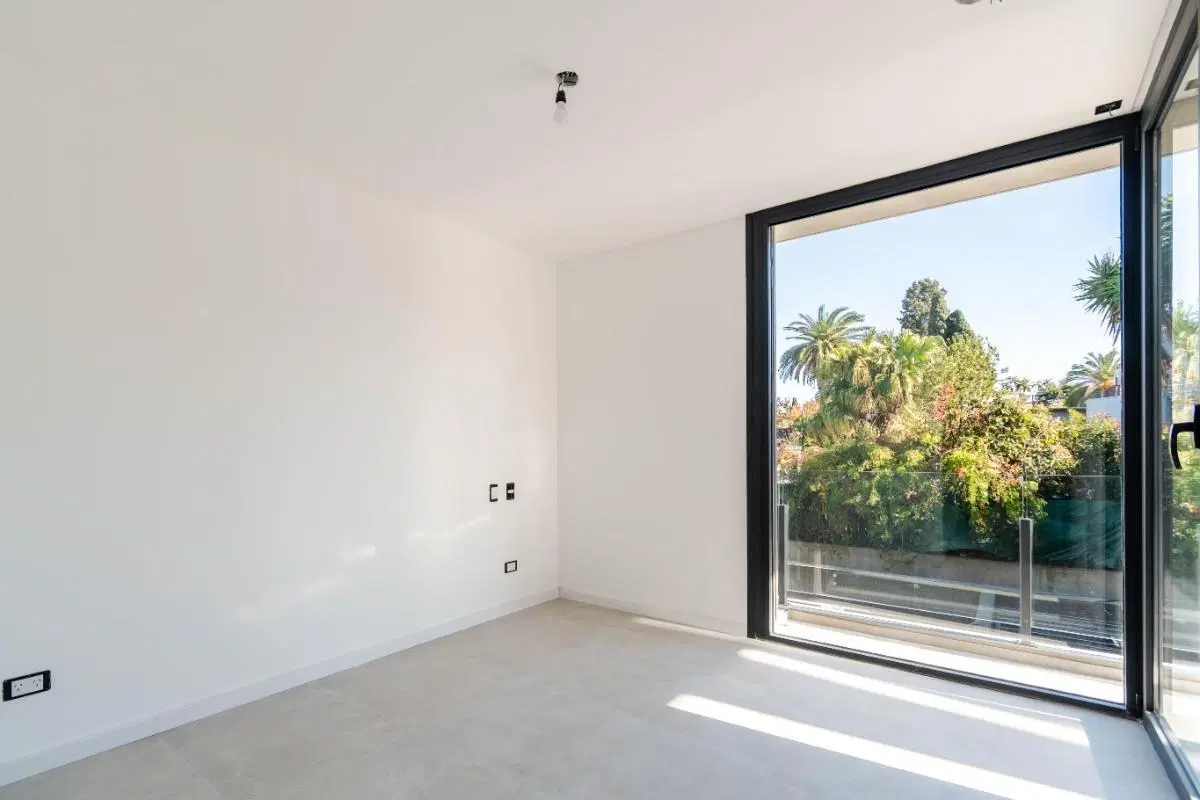 Departamento a estrenar en venta con cochera y balcón, ubicado en Acassuso frente al CASI. 2