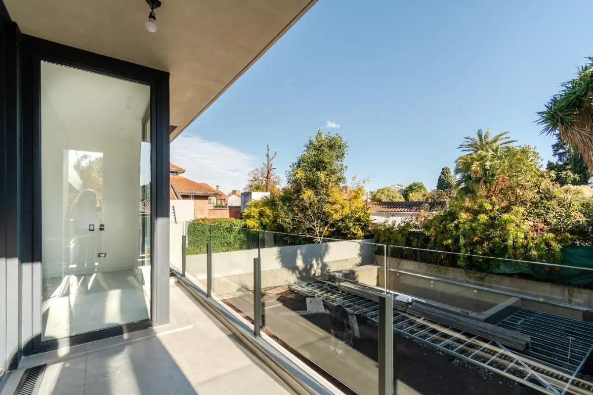 Departamento a estrenar en venta con cochera y balcón, ubicado en Acassuso frente al CASI. 3