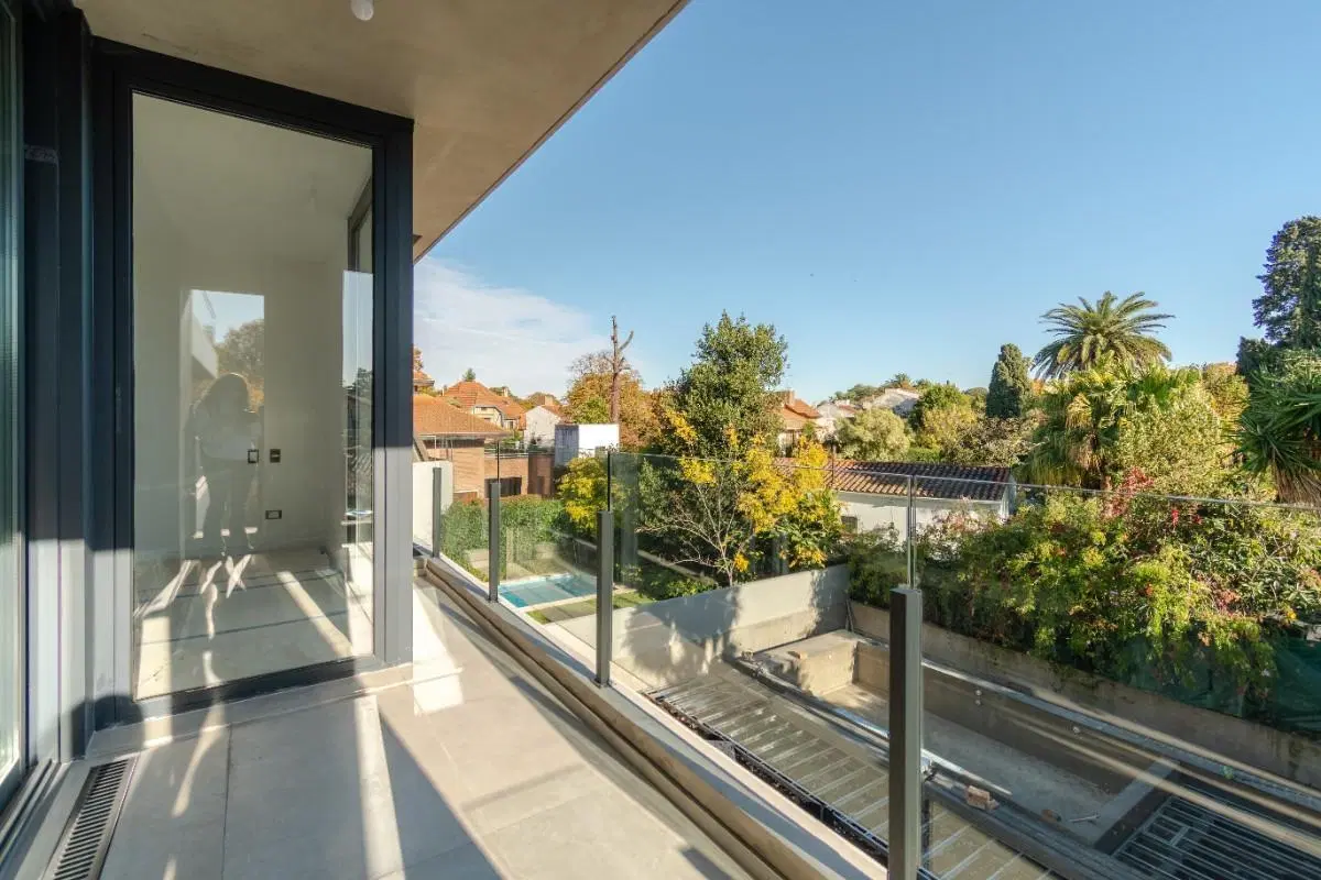 Departamento a estrenar en venta con cochera y terraza propia, ubicado en Acassuso frente al CASI. 2