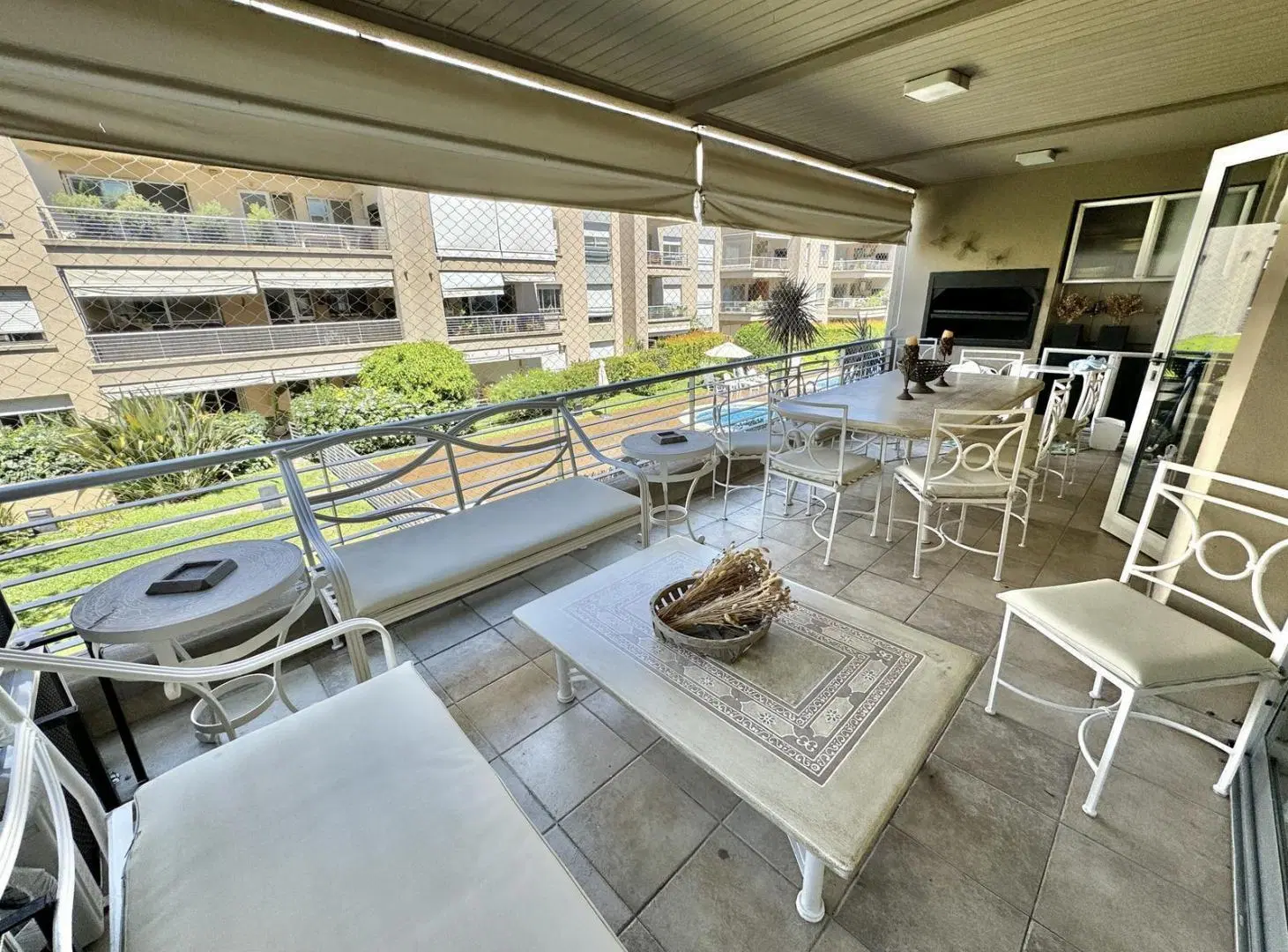 Importante departamento en alquiler de 3/4 dormitorios con dos cocheras en Jardines de San Isidro. 4