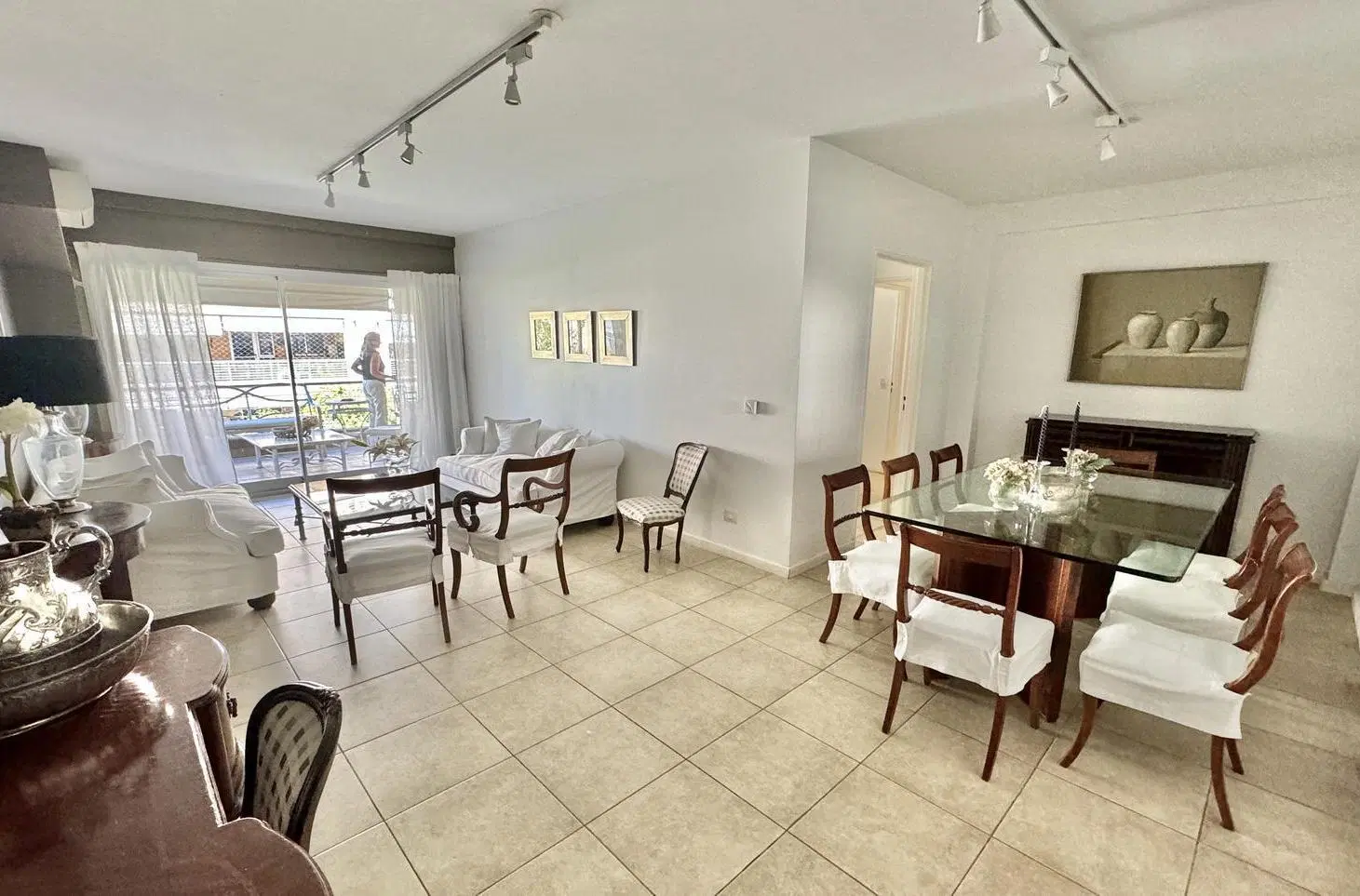 Importante departamento en alquiler de 3/4 dormitorios con dos cocheras en Jardines de San Isidro. 1