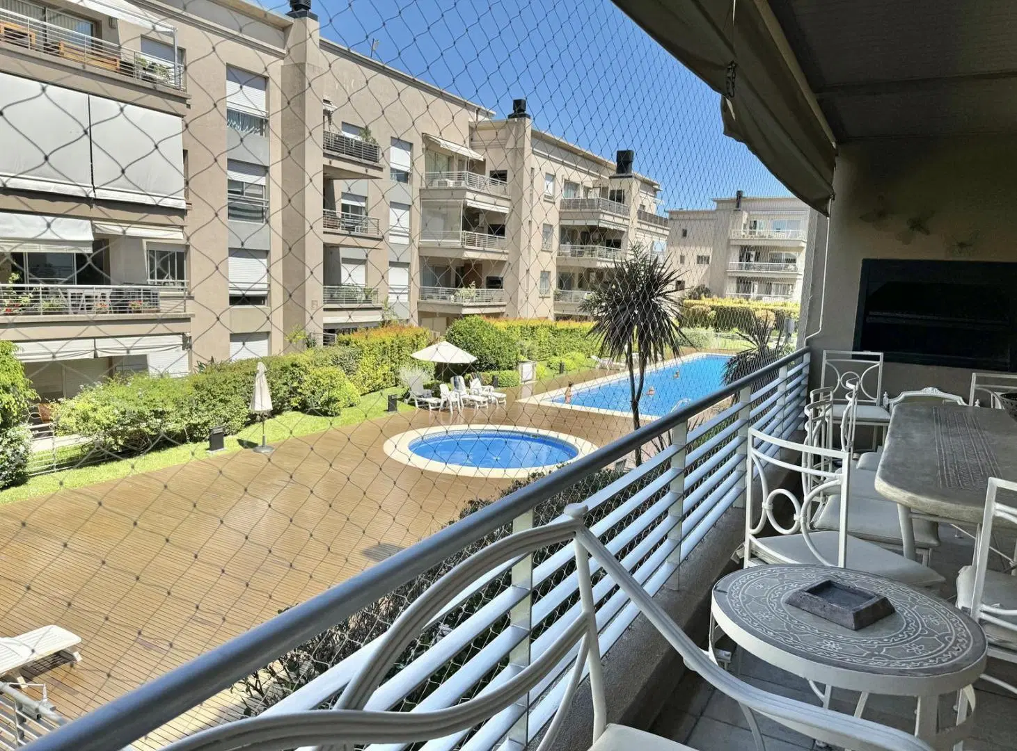 Importante departamento en alquiler de 3/4 dormitorios con dos cocheras en Jardines de San Isidro. 3