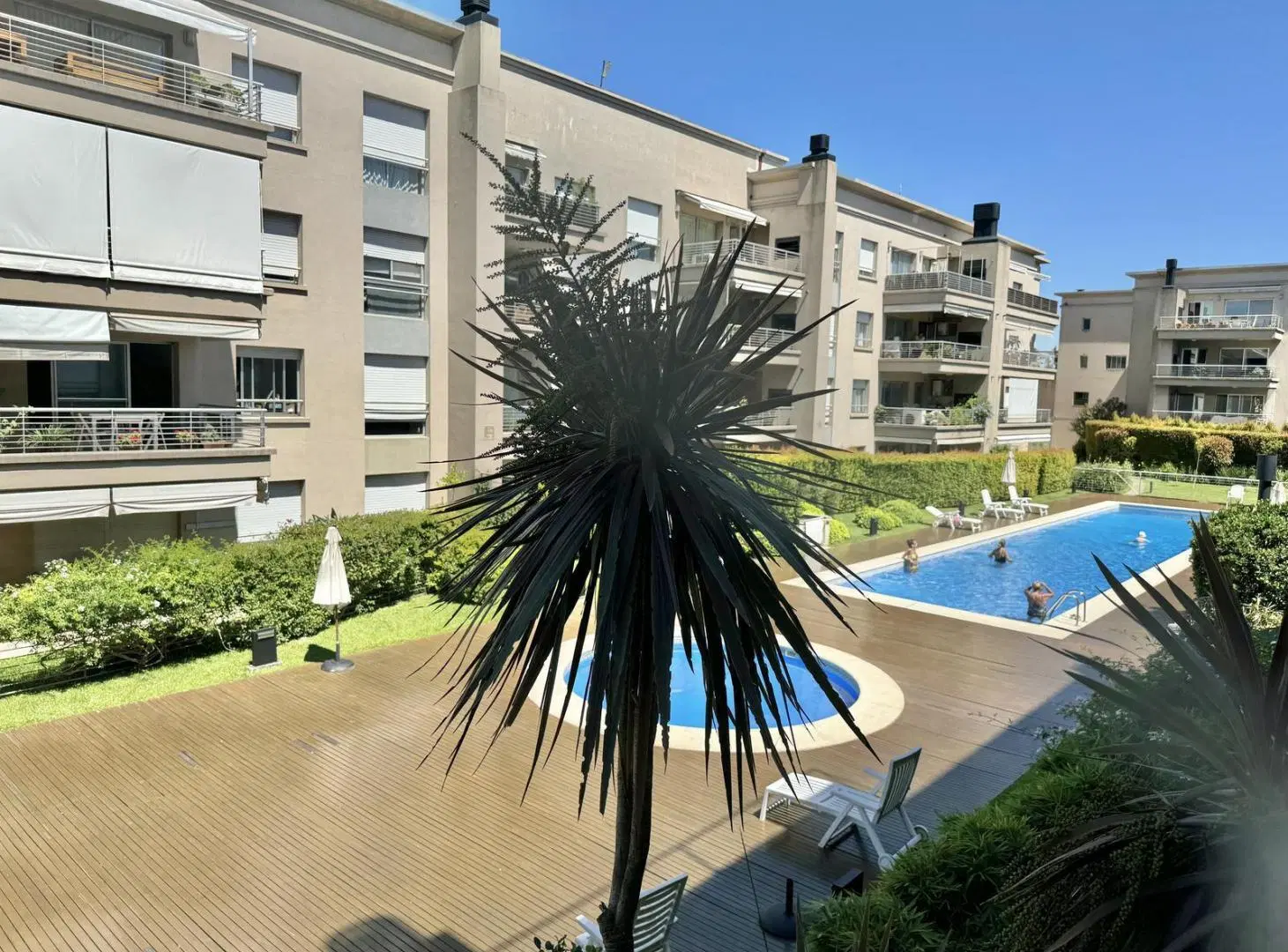 Importante departamento en alquiler de 3/4 dormitorios con dos cocheras en Jardines de San Isidro. 2