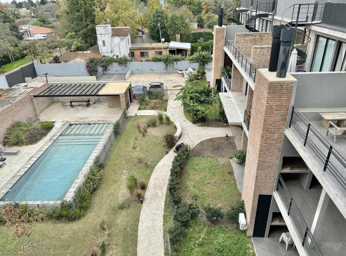 Imperdible departamento en PB con jardín en alquiler, ubicado en el Complejo Square 39, Pilar.