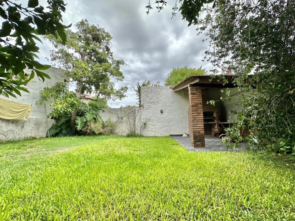 Oportunidad!!! Casa en venta para refaccionar en el bajo de San Isidro, buen jardín! 4