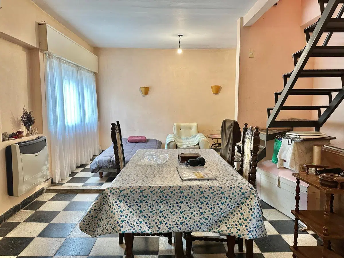 Oportunidad!!! Casa en venta para refaccionar en el bajo de San Isidro, buen jardín! 2