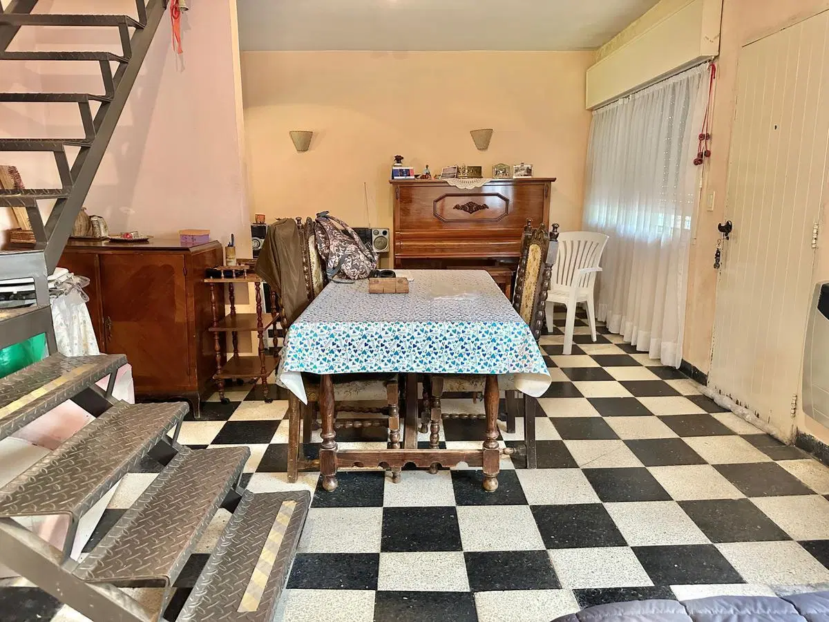 Oportunidad!!! Casa en venta para refaccionar en el bajo de San Isidro, buen jardín! 5