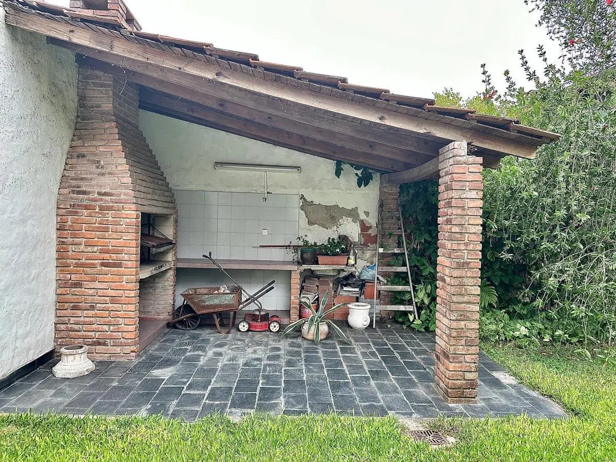Oportunidad!!! Casa en venta para refaccionar en el bajo de San Isidro, buen jardín! 3