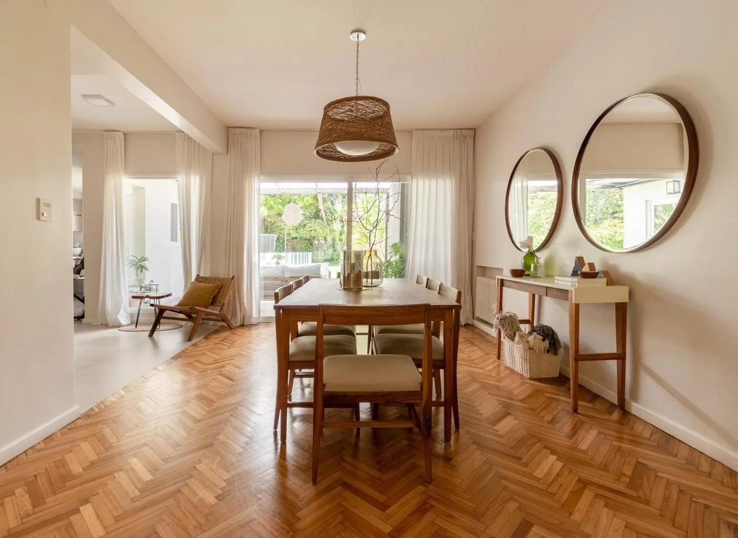 Impecable casa a la venta con jardín y piscina ubicada en Acassuso. 3