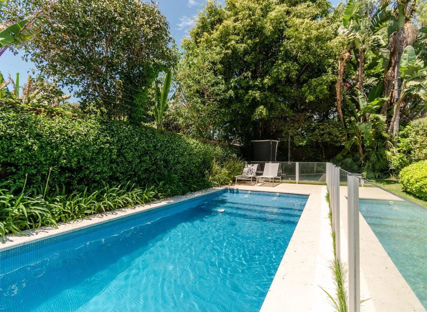 Impecable casa a la venta con jardín y piscina ubicada en Acassuso. 8
