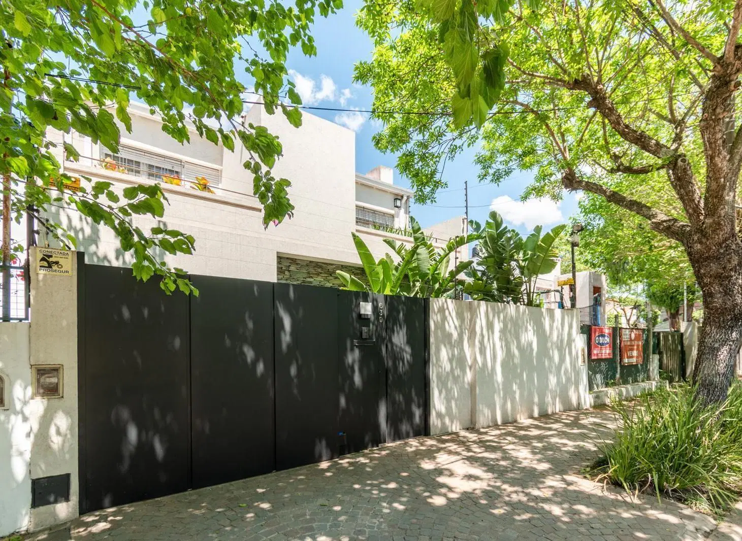 Impecable casa a la venta con jardín y piscina ubicada en Acassuso. 2