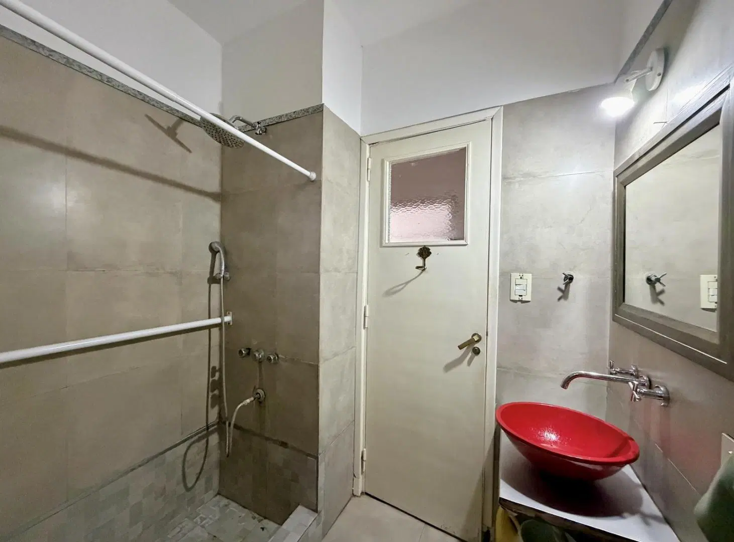 Amplísimo departamento de tres ambientes en alquiler ubicado en San Isidro, cerca de todo. 3