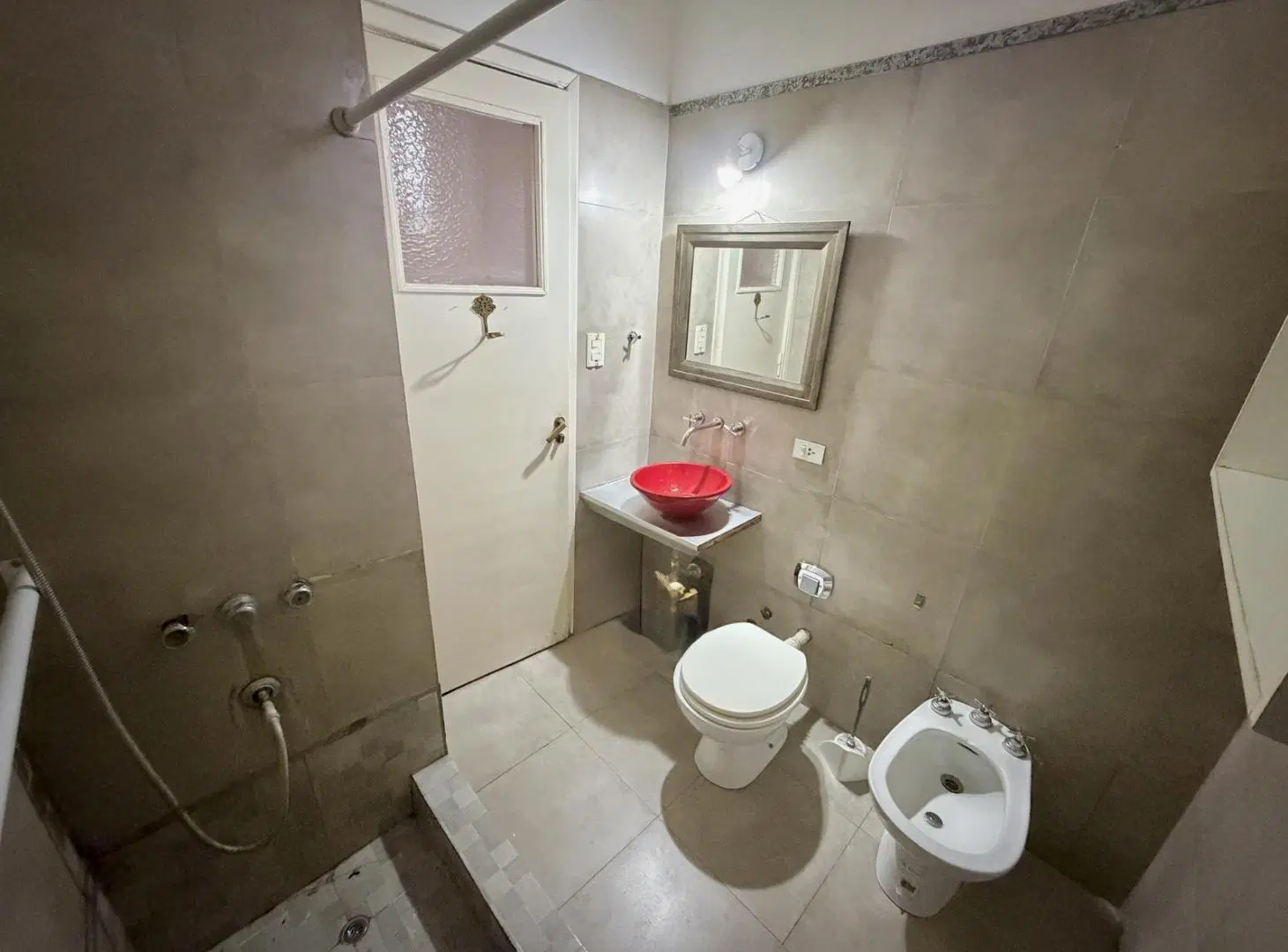 Amplísimo departamento de tres ambientes en alquiler ubicado en San Isidro, cerca de todo. 2