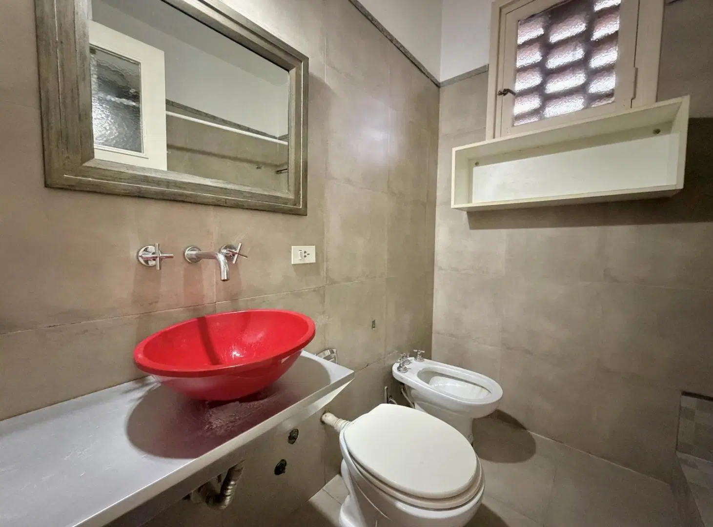 Amplísimo departamento de tres ambientes en alquiler ubicado en San Isidro, cerca de todo. 4