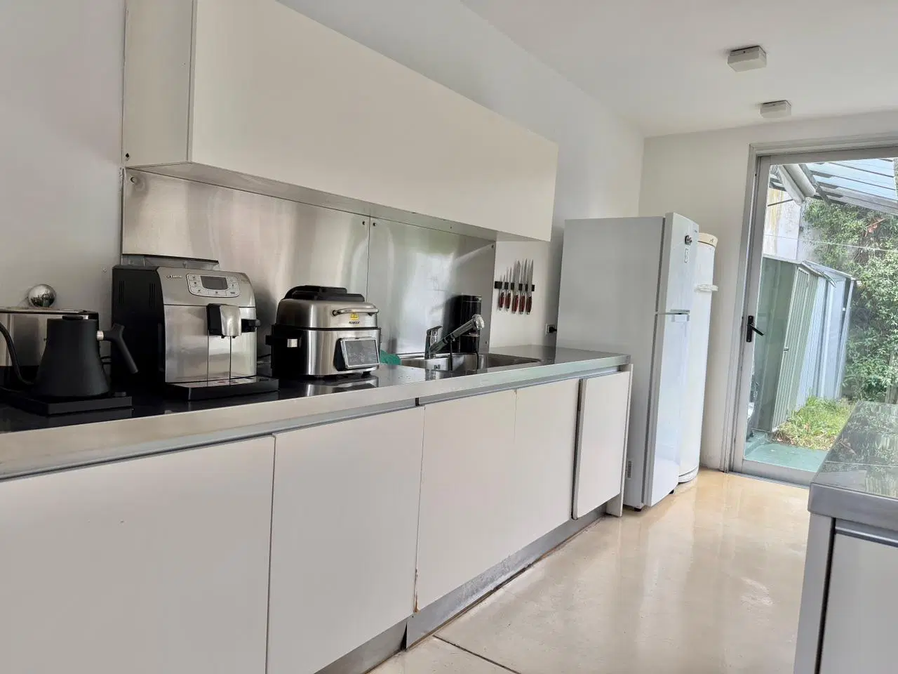Casa en alquiler en el Bajo de San Isidro – moderna, canchera y con mucha onda. 2