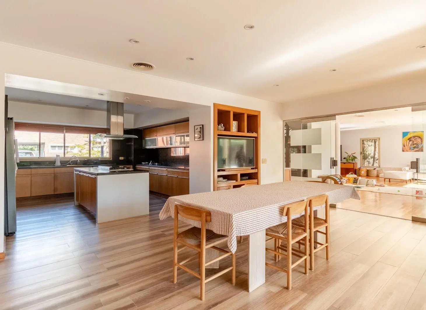 Excelente casa en venta y alquiler en el B° Rincón del Arca con jardín y piscina. 5