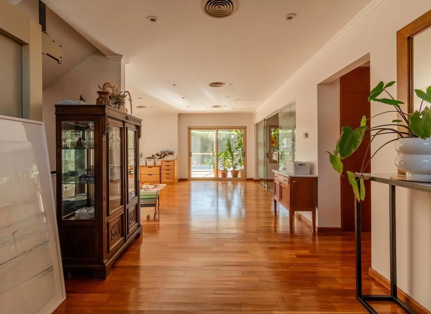 Excelente casa en venta y alquiler en el B° Rincón del Arca con jardín y piscina. 2