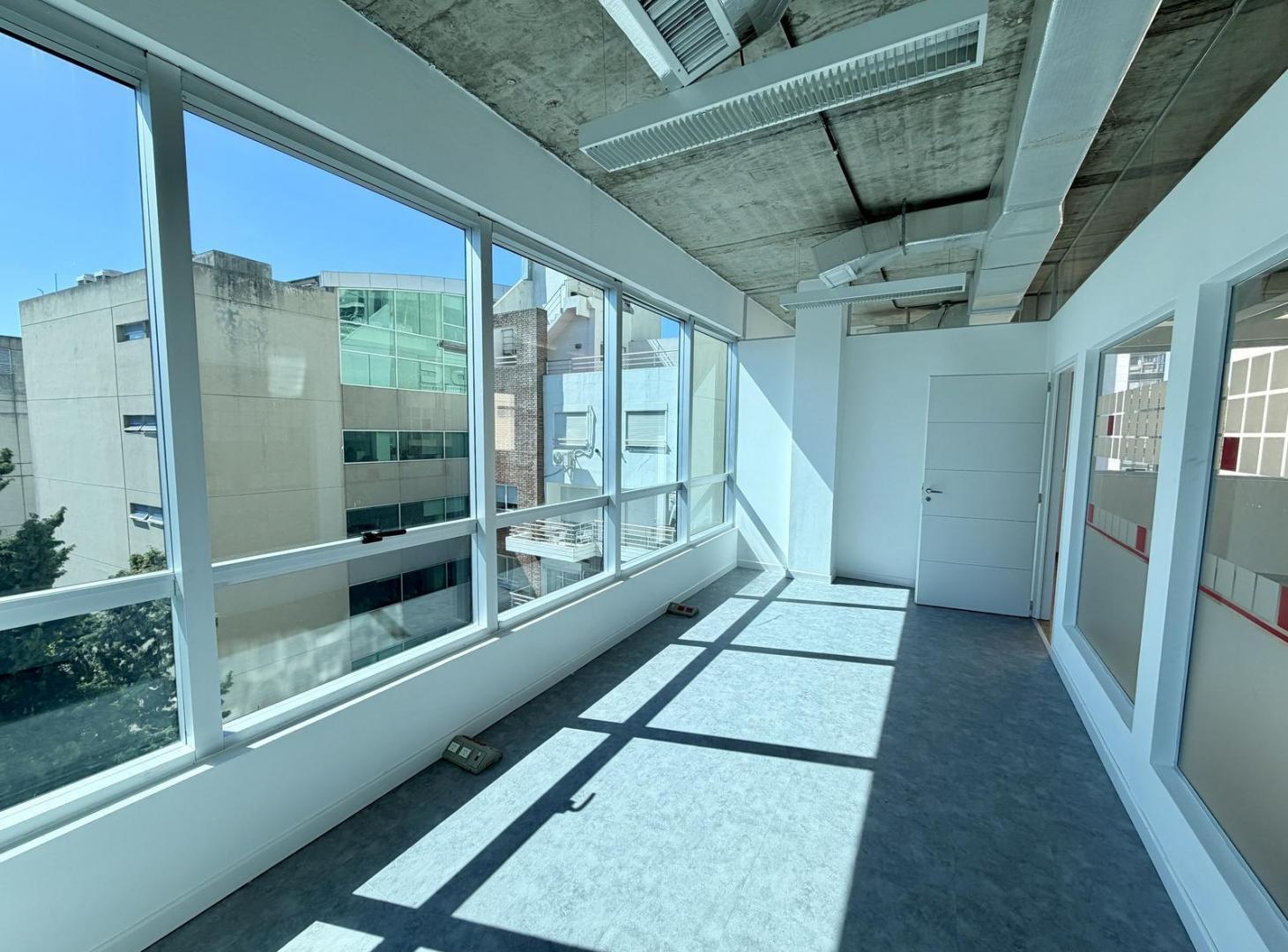 Foto de Oficina de 220m2 con 3 cocheras en edificio corporativo en alquiler, imagen 5