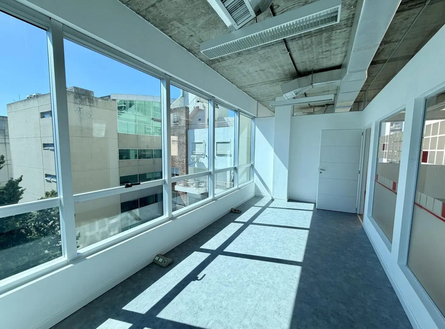 Oficina de 220m2 con 3 cocheras en edificio corporativo en alquiler ubicado en Vicente López. 5
