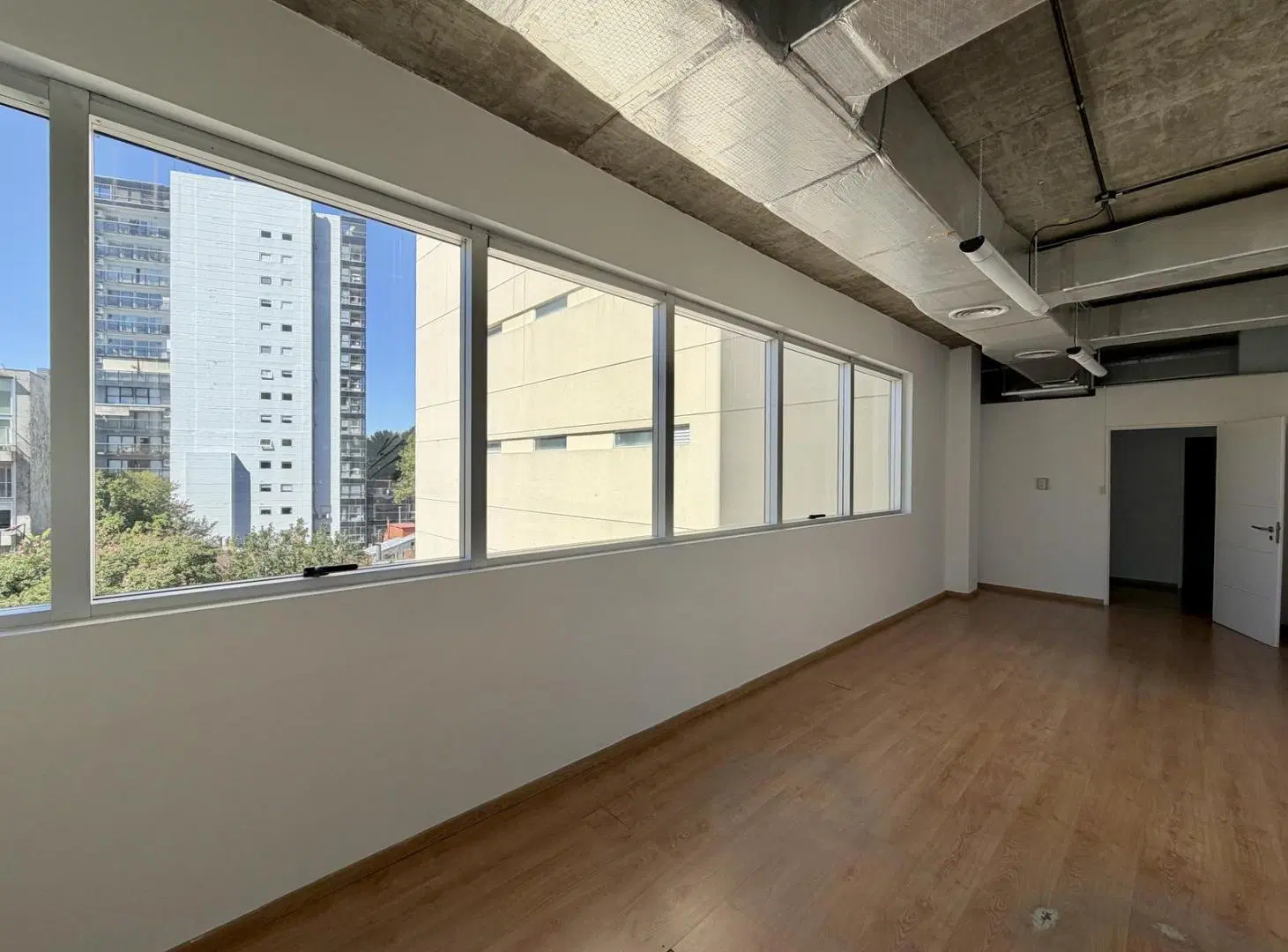 Oficina de 220m2 con 3 cocheras en edificio corporativo en alquiler ubicado en Vicente López. 5
