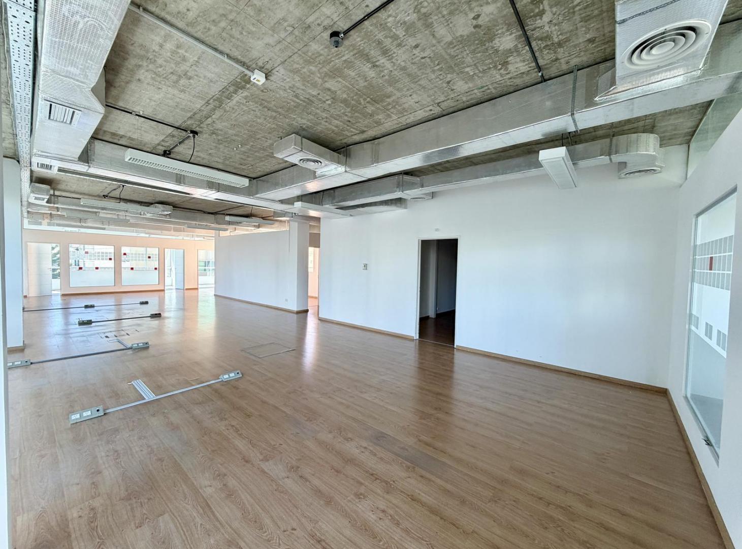 Foto de Oficina de 220m2 con 3 cocheras en edificio corporativo en alquiler, imagen 1