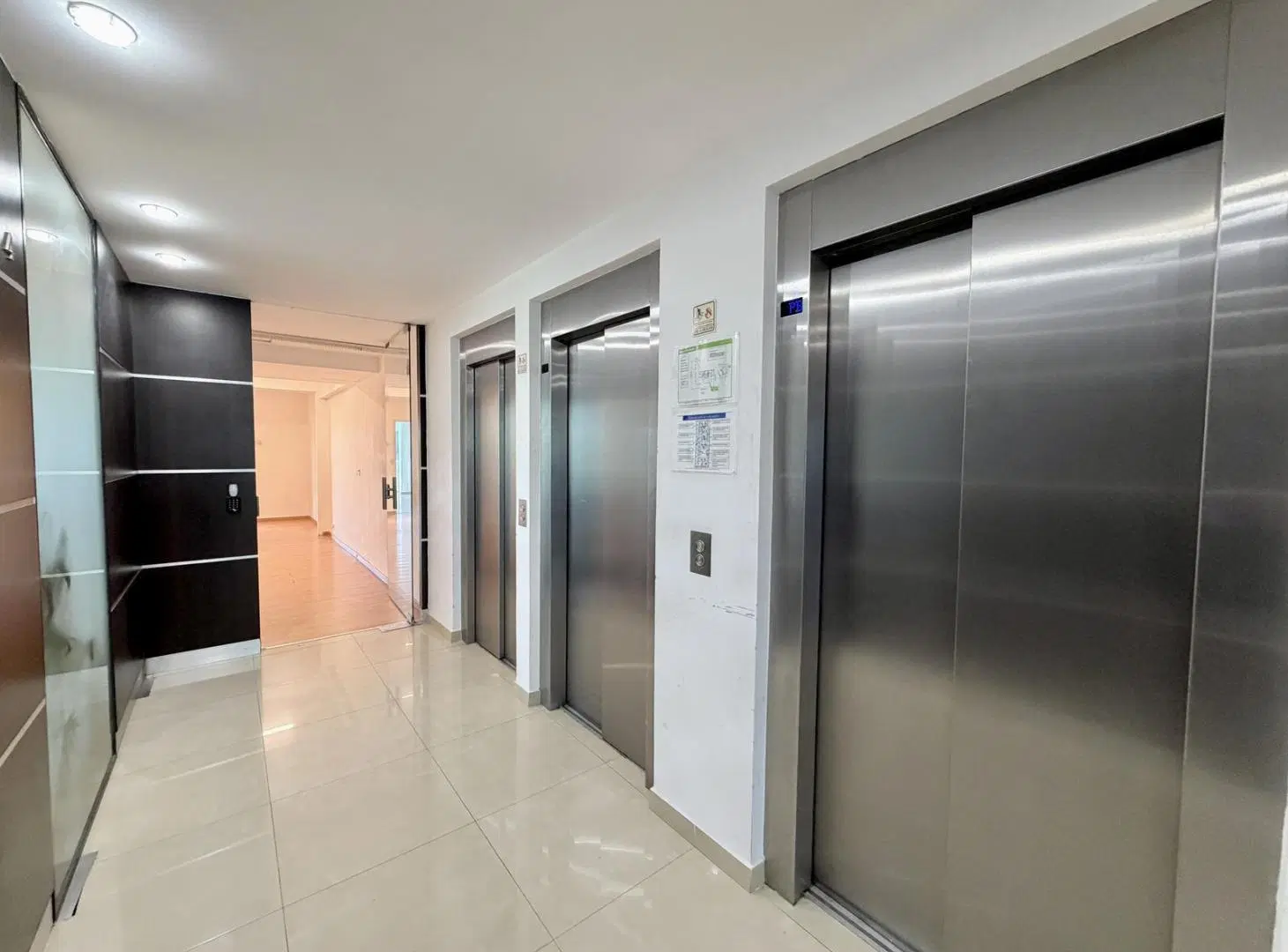 Oficina de 220m2 con 3 cocheras en edificio corporativo en alquiler ubicado en Vicente López. 2