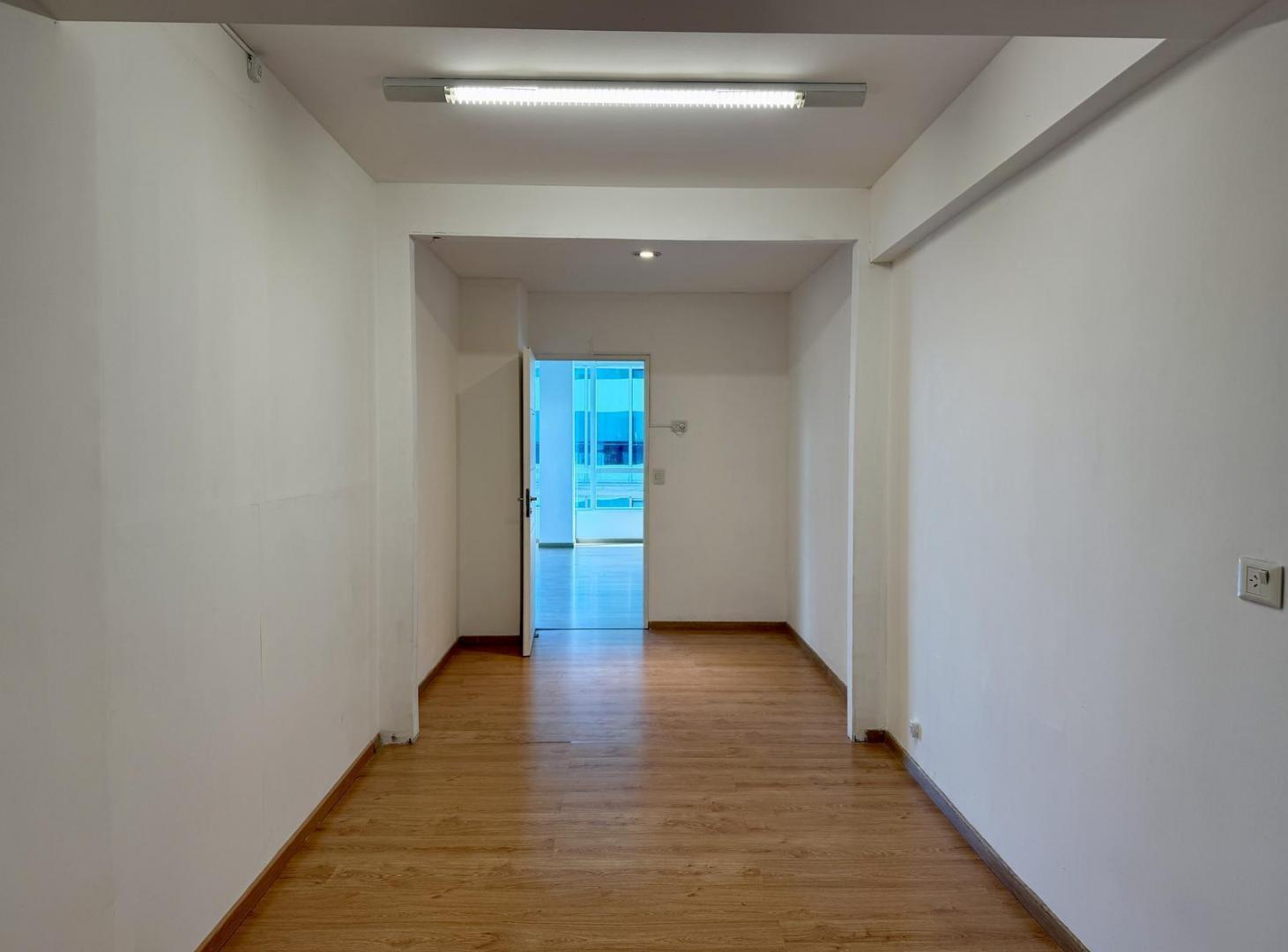 Foto de Oficina de 220m2 con 3 cocheras en edificio corporativo en alquiler, imagen 4