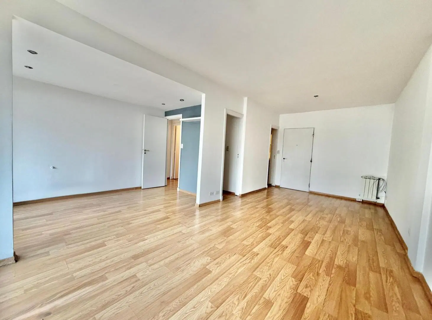 Departamento en venta de cuatro ambientes con cochera y palier privado en Coghlan. 3