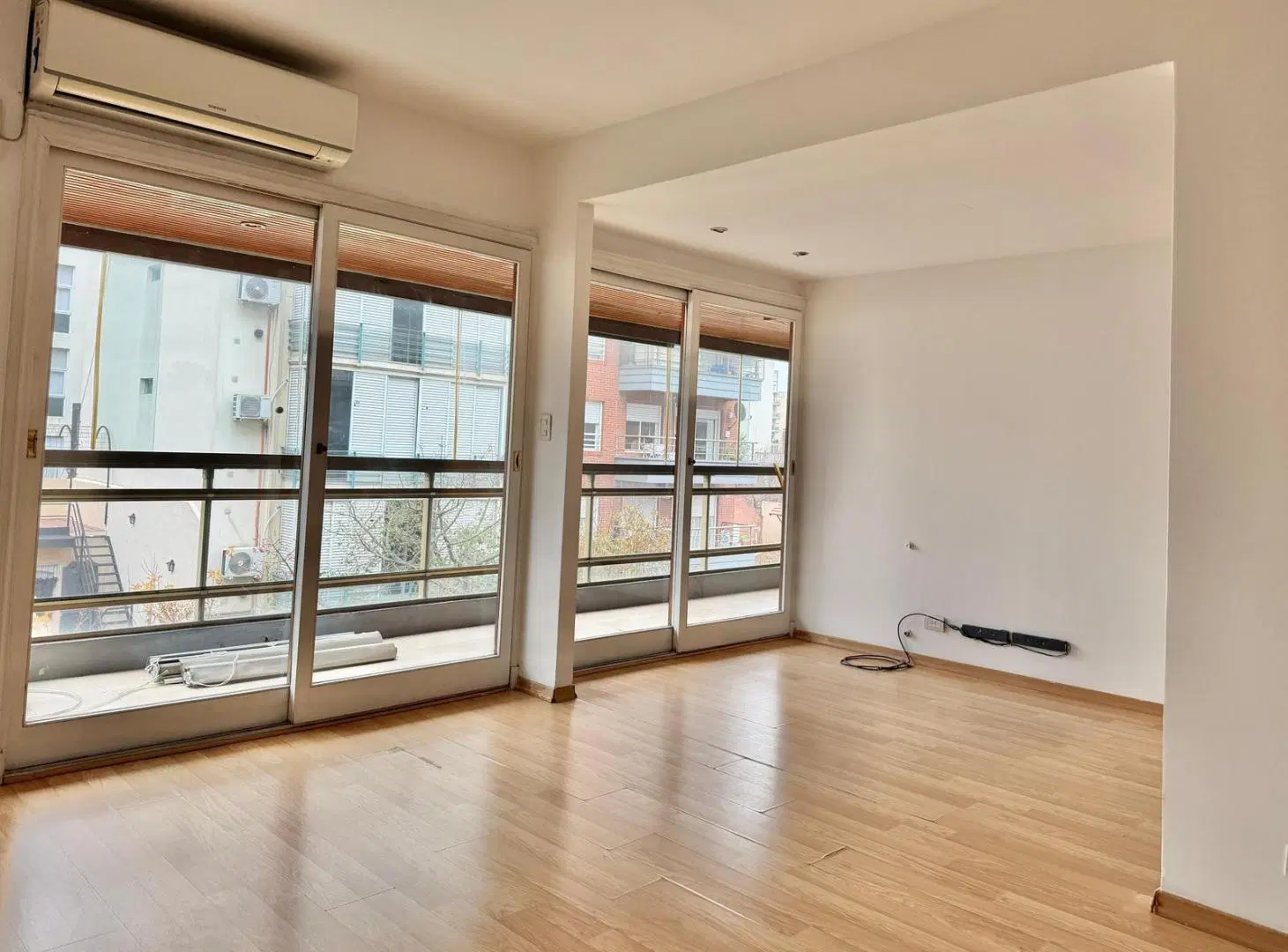 Departamento en venta de cuatro ambientes con cochera y palier privado en Coghlan. 5