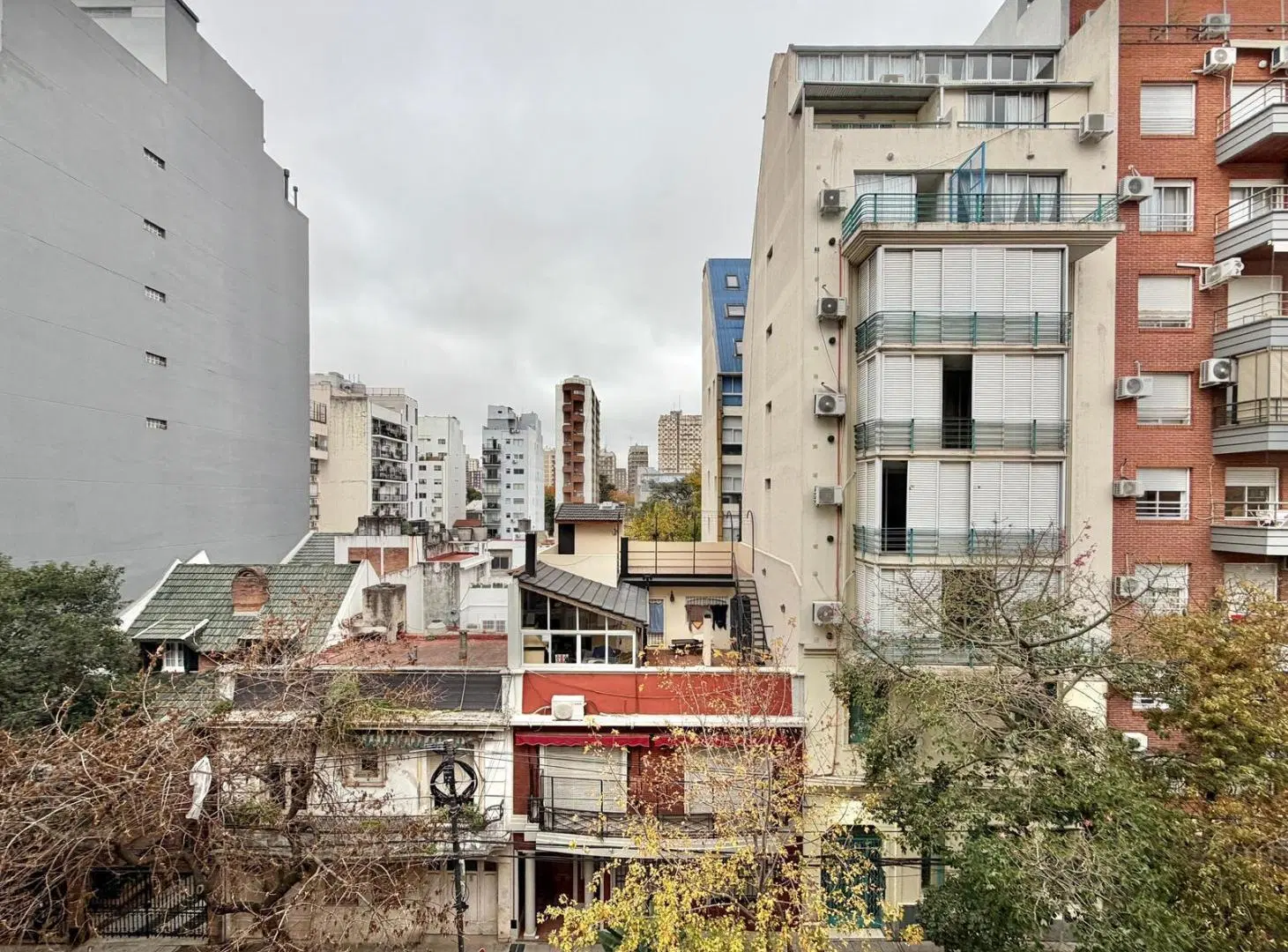 Departamento en venta de cuatro ambientes con cochera y palier privado en Coghlan. 2