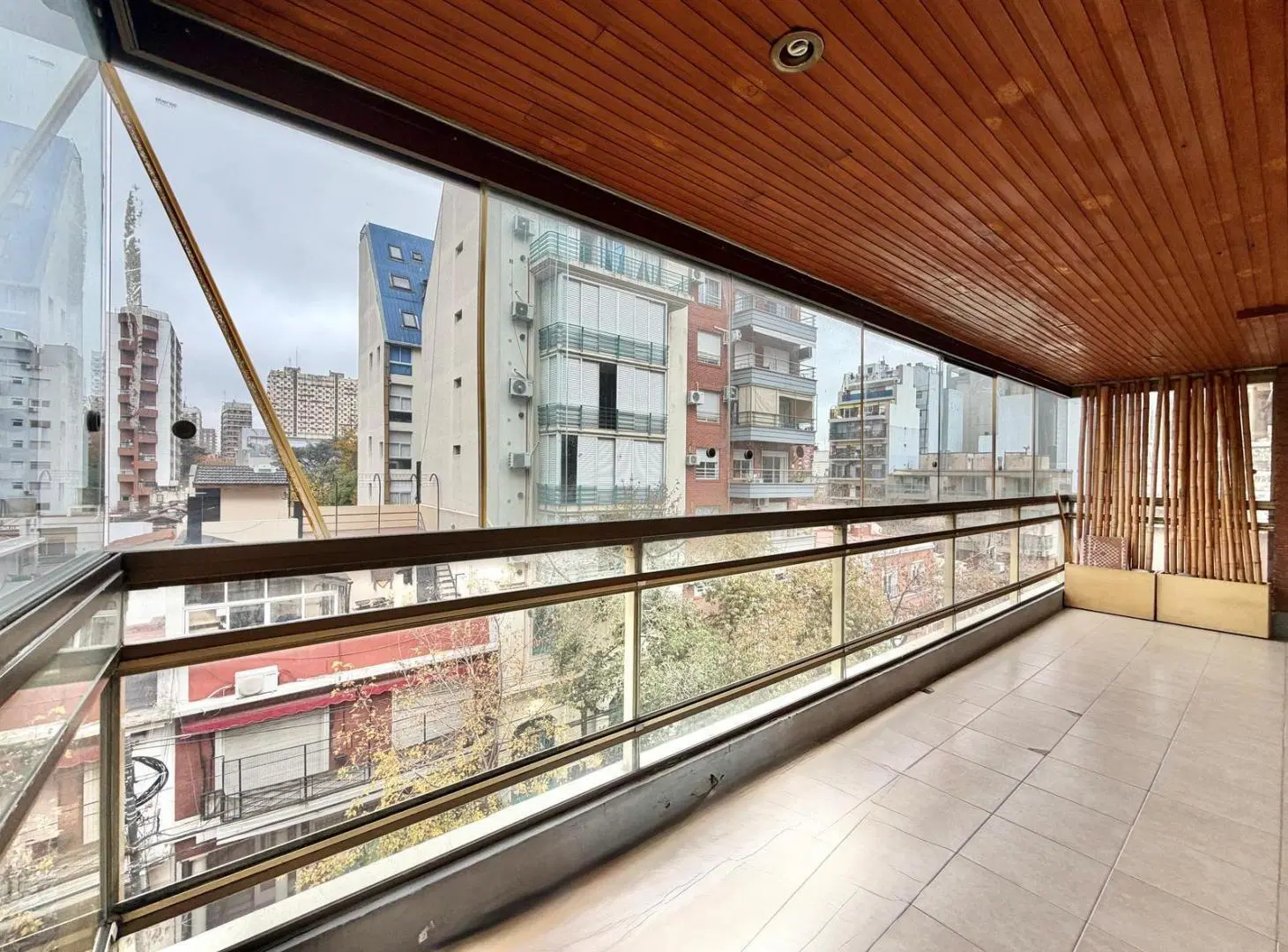 Departamento en venta de cuatro ambientes con cochera y palier privado en Belgrano. 4