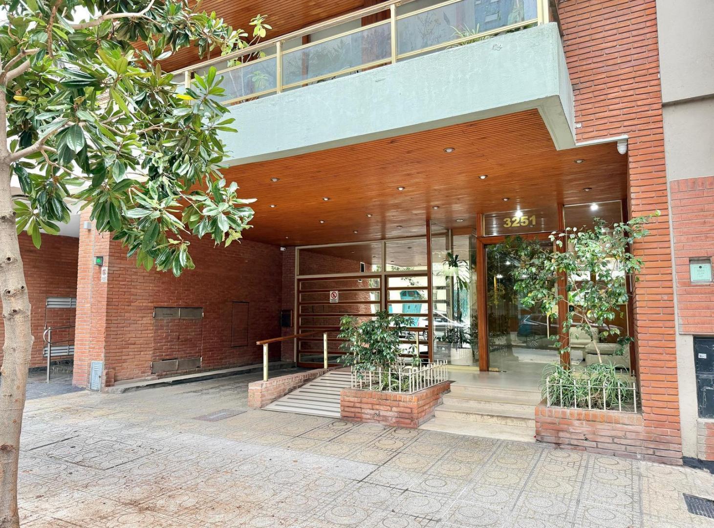 Departamento en venta de cuatro ambientes con cochera y palier privado en Belgrano.