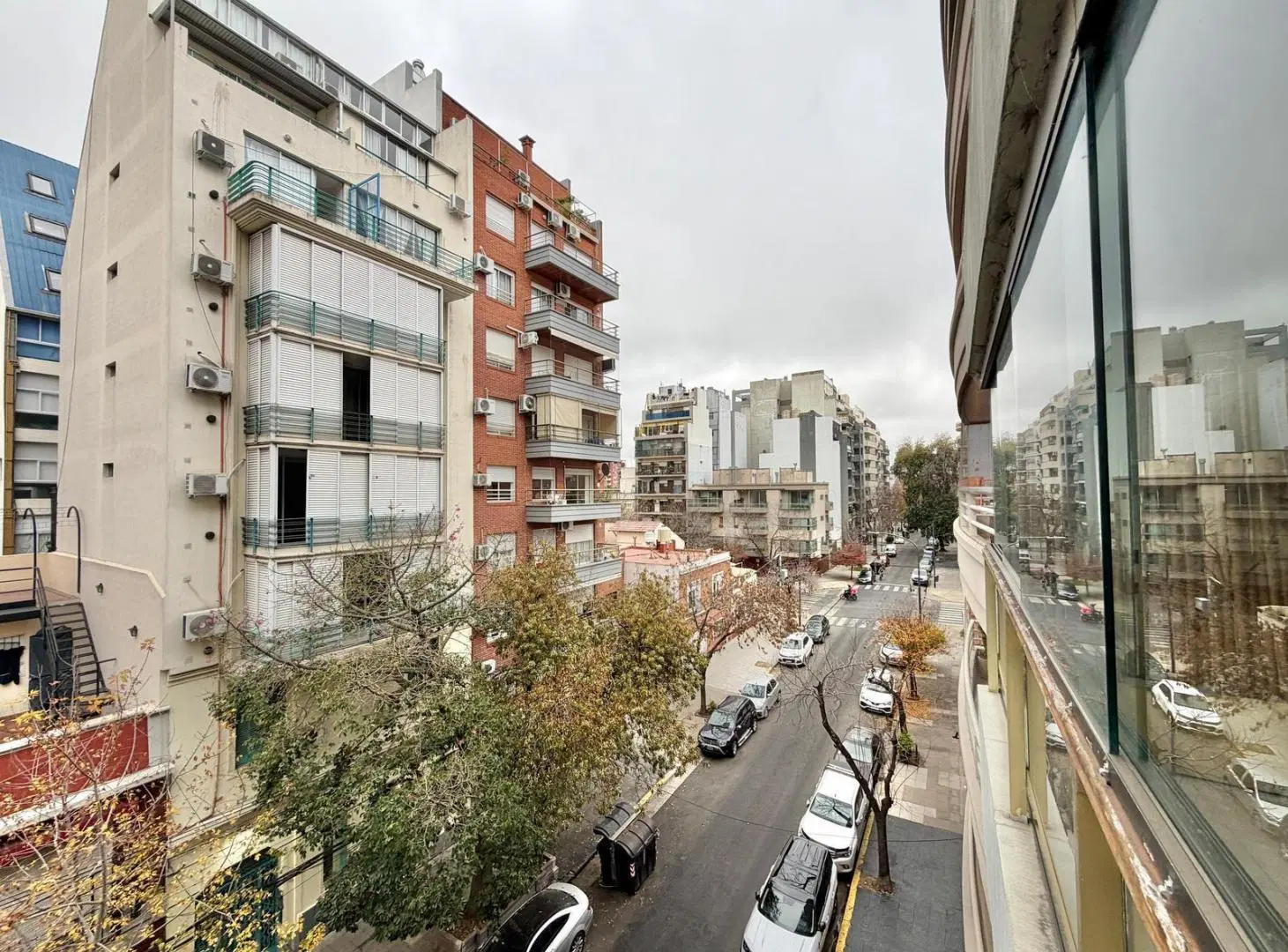 Departamento en venta de tres ambientes con cochera y palier privado en Coghlan. 5