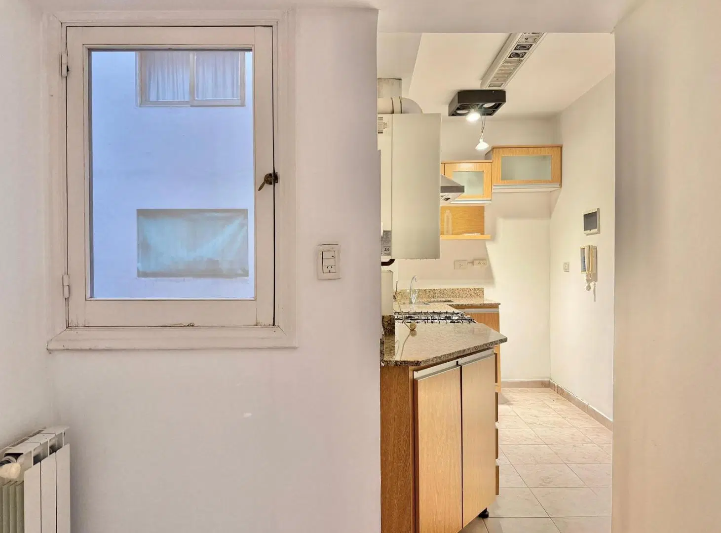 Departamento en venta de tres ambientes con cochera y palier privado en Coghlan. 4