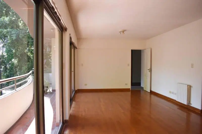 Piso de cuatro ambientes con cochera a la venta en el Centro de Martínez. 2