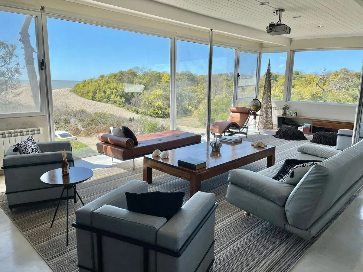 Moderna casa con vista al mar ubicada en Carilo en alquiler, temporada 2027. 4
