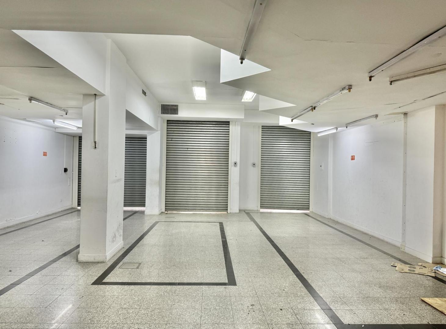 Foto de Increíble local a la calle con muy buen frente y oficinas en venta y, imagen 1