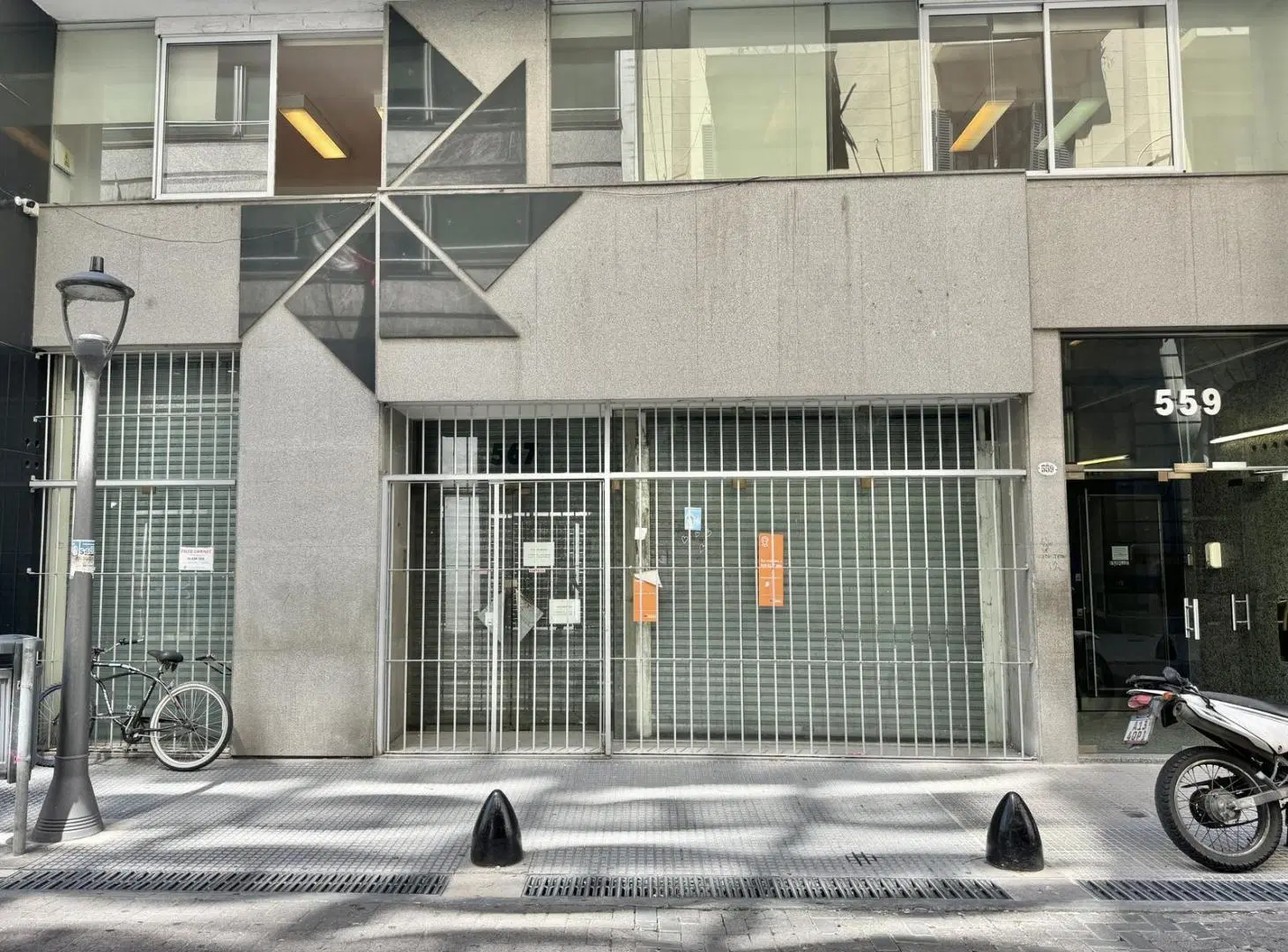Increíble local a la calle con muy buen frente y oficinas en venta y alquiler, zona Centro. 4