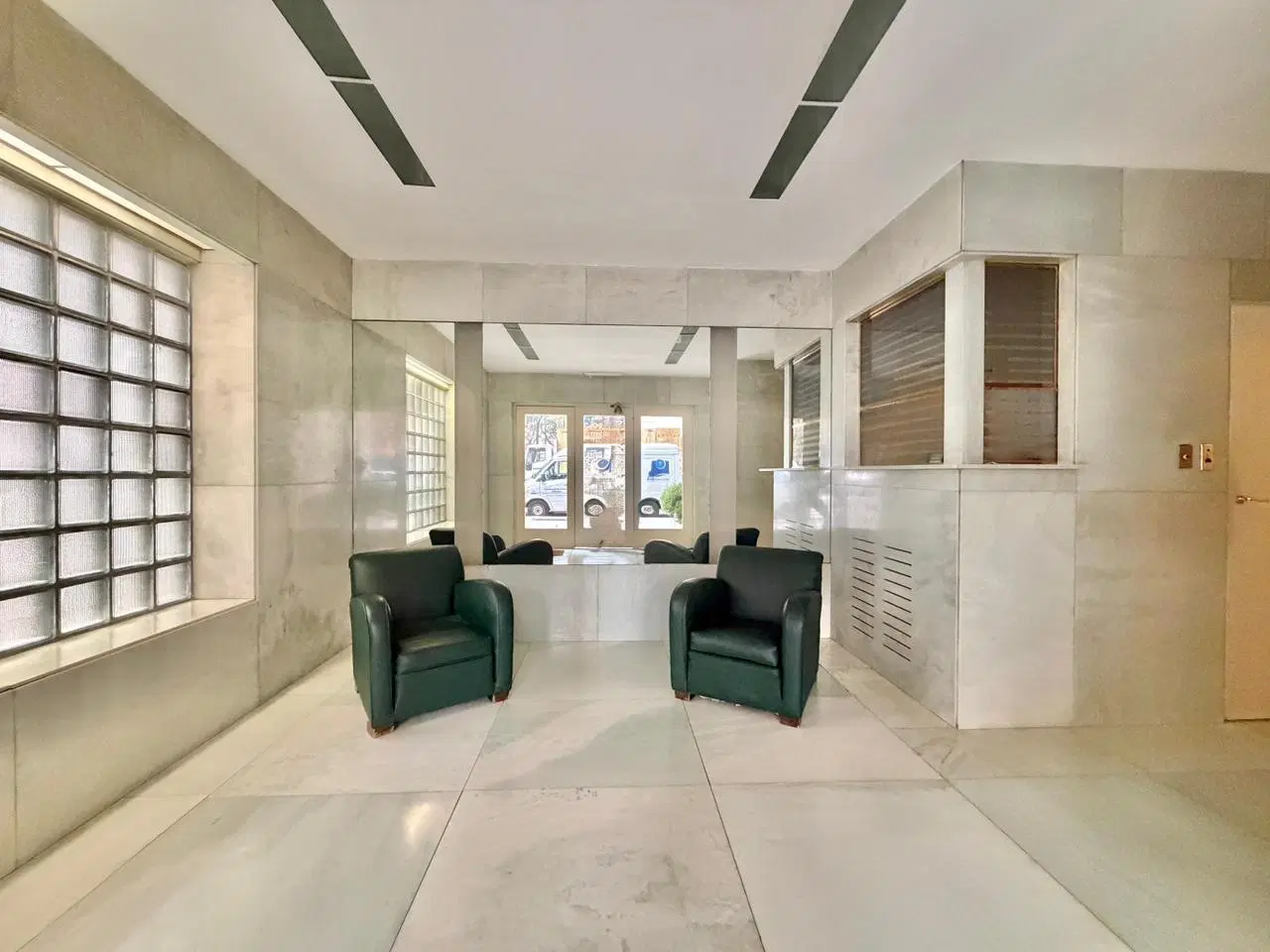 Distinguido piso en venta con cochera y baulera en Belgrano. 2